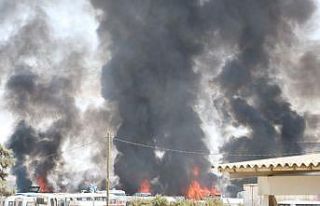 Araçlar tek tek patlayarak yanıyor