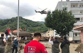 Arama Kurtarma ekipleri, yaşlı kadını selden botla...