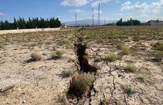 Arazide oluşan çatlaklar vatandaşları korkuttu