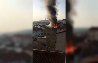 Arnavutköy’de bir binanın çatısı alev alev...