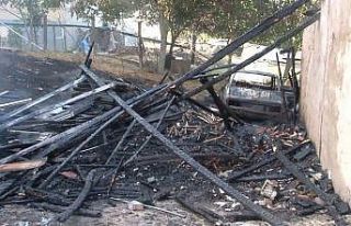 Arnavutköy’de içerisinde otomobil bulunan gecekondu...