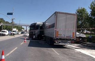 Arnavutköy’de tır, lüks araca çarptı