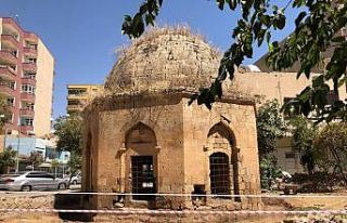 Artuklular döneminden kalan tarihi kümbetin restorasyonu...