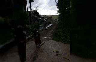 Artvin’de hortum evlerin ve ahırların çatısını...