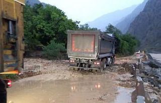 Artvin’de sağanak yağış sonrası dereler taştı,...