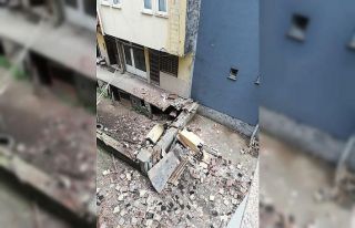Artvin’de şiddetli rüzgar bir apartmanın bacasının...