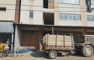 Asansör boşluğuna düşen işçi ağır yaralandı