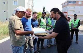 Asfaltlama ekibine tatlı sürpriz