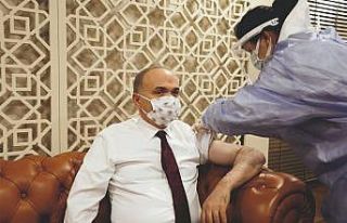 Aşı olan gençlere Başkan’dan hediye