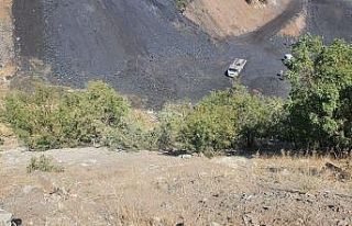 Asker ziyaretinden dönen aileyi taşıyan hafif ticari...