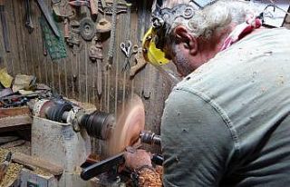 Atık ağaçlar bu ellerde sanata dönüşüyor