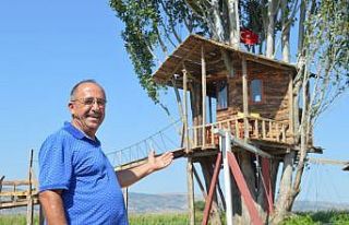 Atık malzemelerle ailesine yaşam alanı kurdu