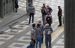 ATM sırasında tartışan iki kişi tabureli kavgaya...