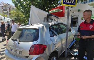 ATM’den para çeken vatandaşa otomobil çarptı