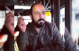 Av tüfeği ile öldürülen gencin cesedi sokakta...