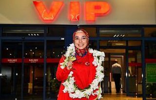 Avrupa Şampiyonu karateci Keyda Nur Çolak’a havalimanında...