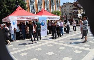 Avrupalı gurbetçiler esnaf ve vatandaşlara aşure...