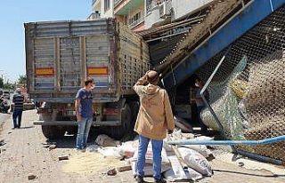 Aydın’da tır işyerine daldı