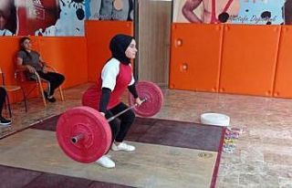 Ayvacıklı kız öğrenciler halteri sevdi