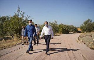 Ayvalık’ta zeytinlik arası yollarda bakım çalışmaları...