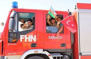 Azerbaycanlı itfaiyeciler görevlerini tamamlayıp...
