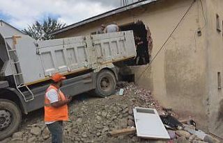 Babaçay’da yıkım öncesi vatandaşlar eşyalarını...