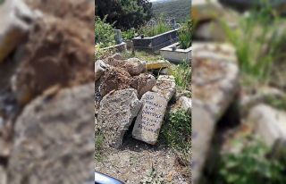 Babasının mezarına dökülen moloz yığınlarına...