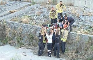 Bağcılar’da dere yatağına düşen adamı itfaiye...