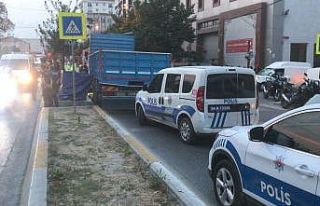 Bağcılar’da pazardan dönen yaşlı kadın kamyonun...