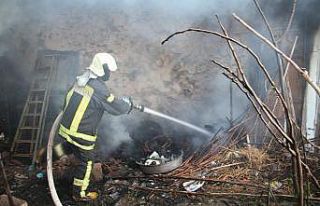Bahçede yemek pişirmek isterken evi yaktı