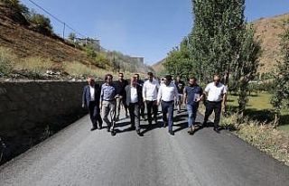 Bahçesaray’da toprak yollar asfaltlanıyor