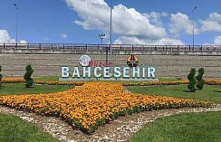 Bahçeşehir çiçeklerle bezendi