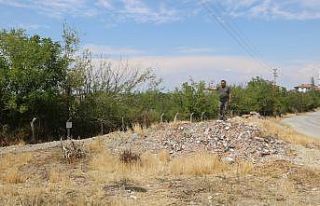 Bahçesine dökülen molozların kaldırılmasını...