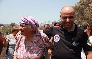 Bahçesini saran alevler içinde kalan Gülşen teyzeye...