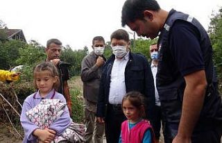 Bakan Kurum, çocuklarını selden kurtarırken yaralanan...