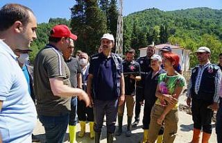 Bakan Kurum, selde zarar gören binaları yerinde...