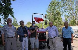Bakan Kurum’un söz verdiği traktör teslim edildi
