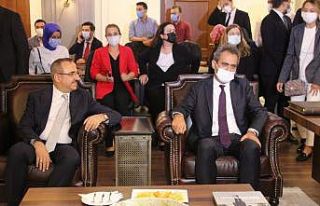 Bakan Özer’den AK Parti İzmir’e ziyaret