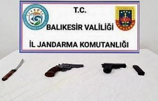 Balıkesir’de jandarma 13 aranan şahsı yakaladı