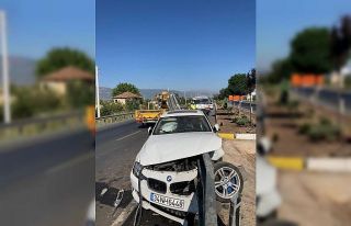 Bariyer demiri otomobili delip geçti: 3 yaralı