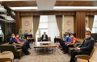 Başarılı sporcuları tebrik etti