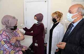 Başhekim Aykal aşı için sıraya giren vatandaşlarla...