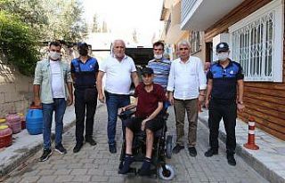 Başkan Atay’dan yürüme engelli Yavuz’a akülü...