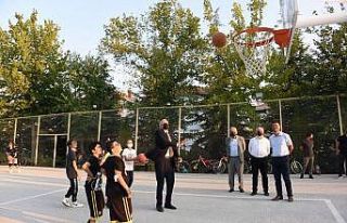 Başkan Bakkalcıoğlu gençlerin turnuva heyecanına...