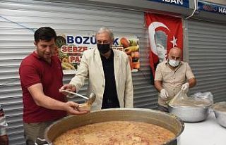 Başkan Bakkalcıoğlu kapalı pazarda yapılan aşure...