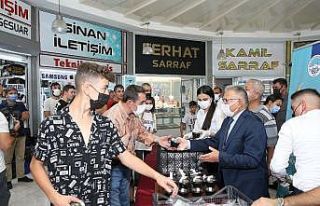 Başkan Büyükkılıç aşure dağıttı, esnaf ve...