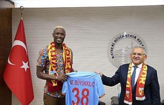 Başkan Büyükkılıç, Kayserispor’un yeni yıldızını...