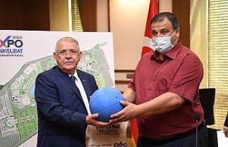 Başkan Mahçiçek’ten goolball takımına malzeme...