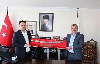 Başkan Özdemir’den Kaymakam Yılmaz’a kılıç