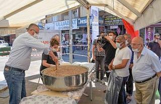 Başkan Özkan, Karacabeylilere aşure dağıttı